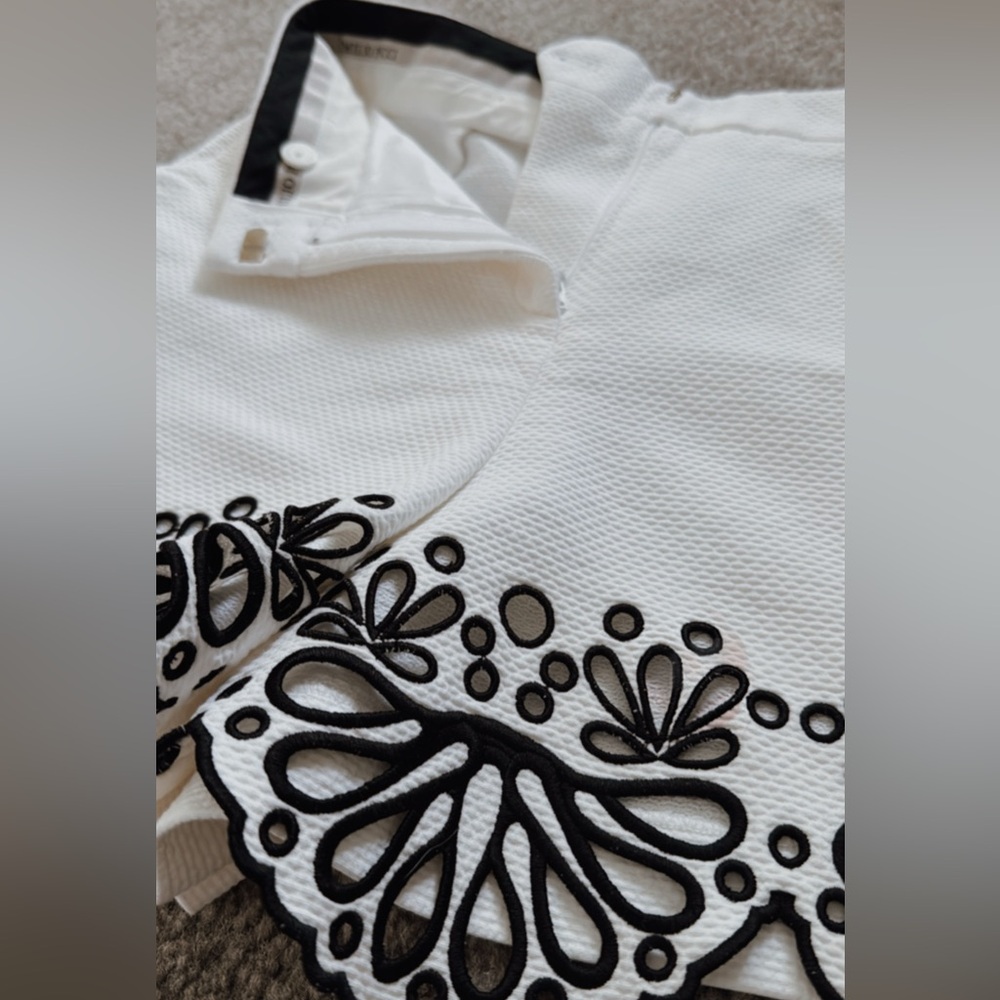 Emilio Pucci Shorts In White/Black - Picture 9 of 13